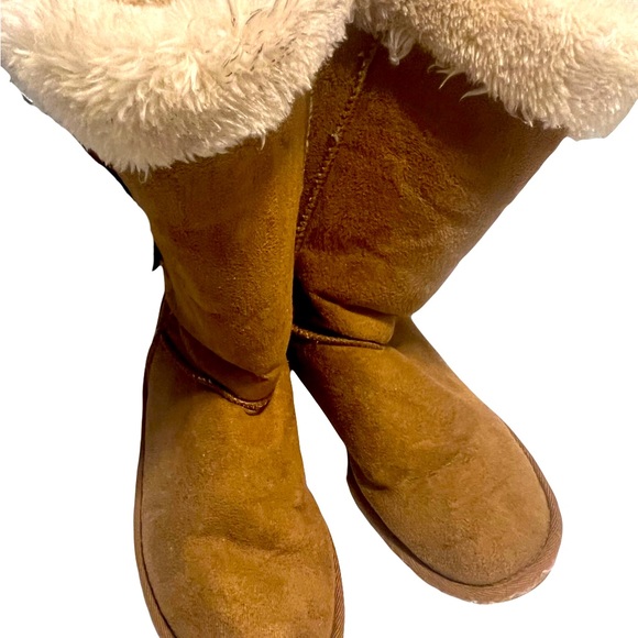 Apres by Lamo Girls 4Y tan suede boots. Side buckles Faux fur lining - Picture 3 of 5